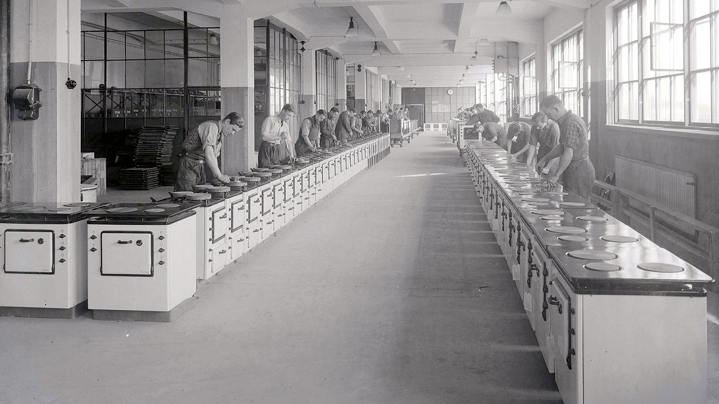 Bild från Electrolux arkiv hos Centrum för Näringslivshistoria som visar spisprovningen vid Elektriska AB Helios fabrik i Södra Hammarbyhamnen, Stockholm, i mitten av 1930-talet.